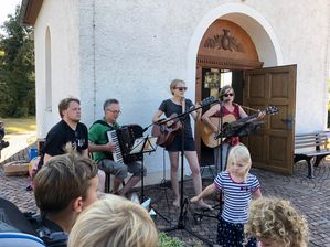 Jutta, Magdalena und Johannes Müller und Lothar Vey bereichern den Gottesdienst musikalisch